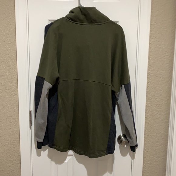 PINK Victoria’s Secret green pullover - Picture 7 of 7